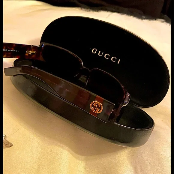 Gucci the Must have CLASIC Sun glusses display picture 2